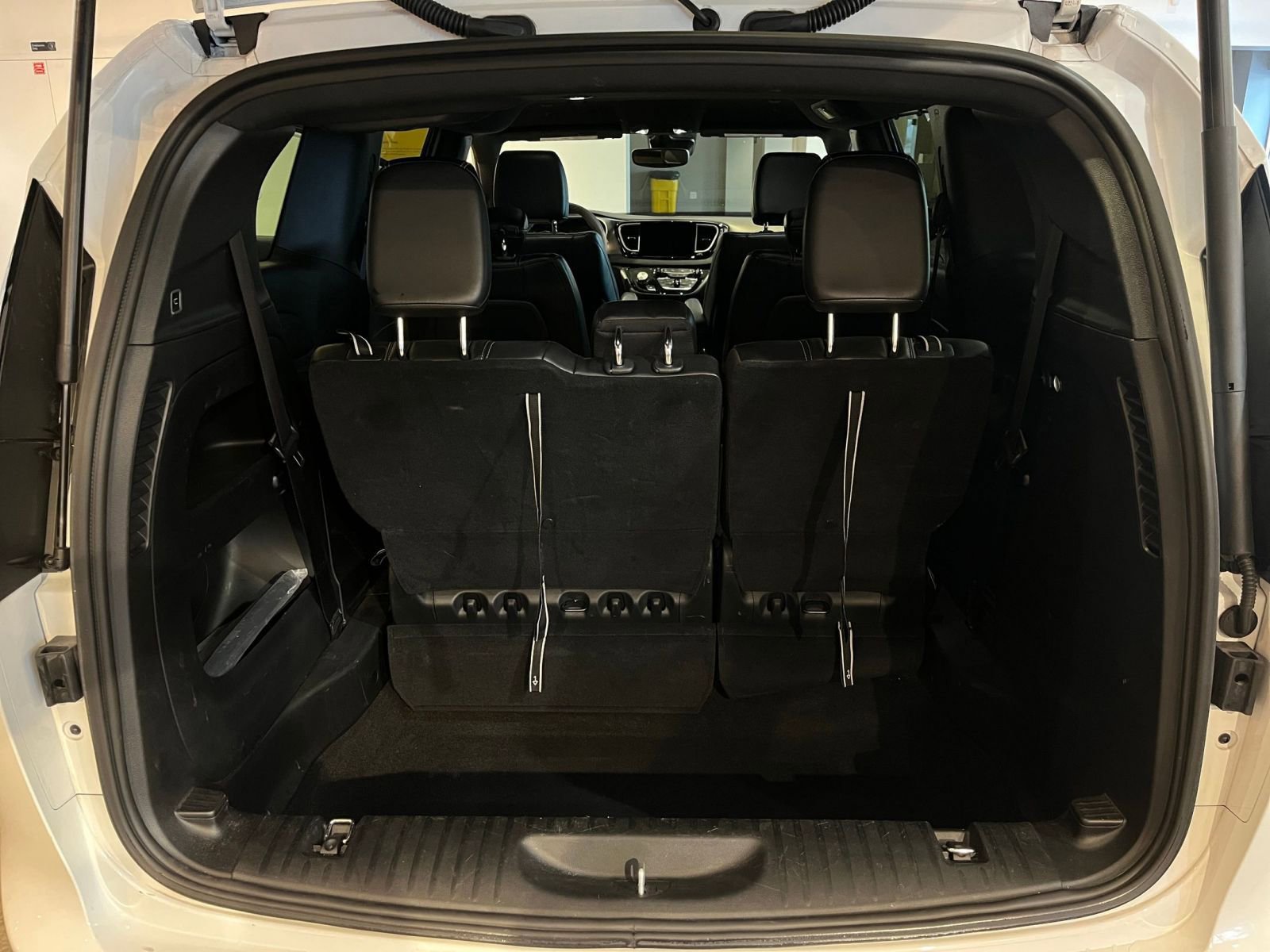 Used 2025 Chrysler Pacifica Select image 33