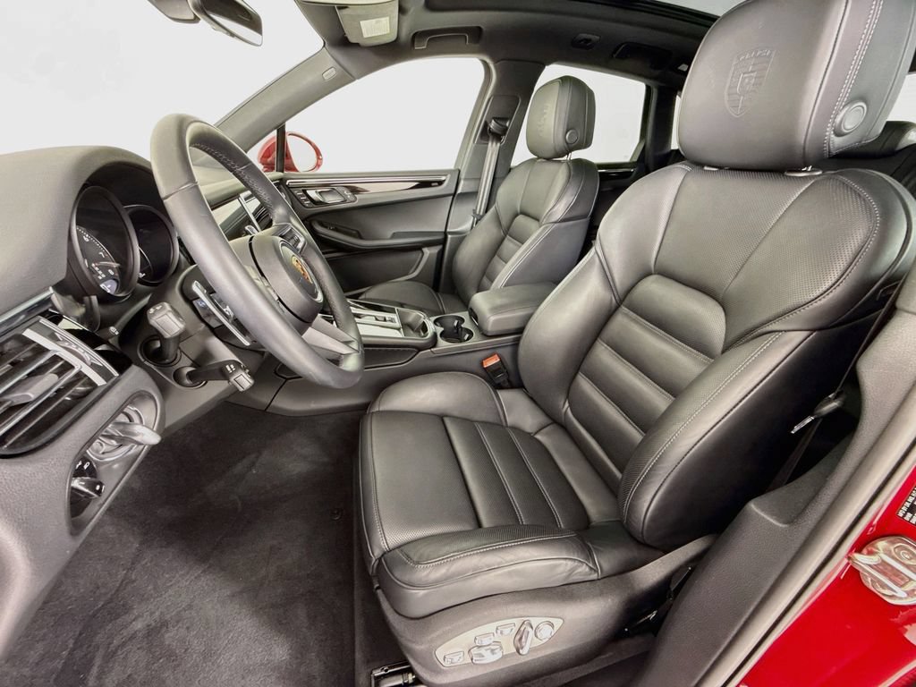 Certified 2025 Porsche Macan AWD/4WD image 5