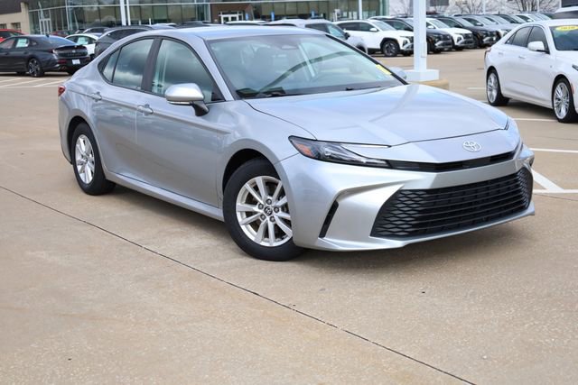 Used 2025 Toyota Camry LE image 2