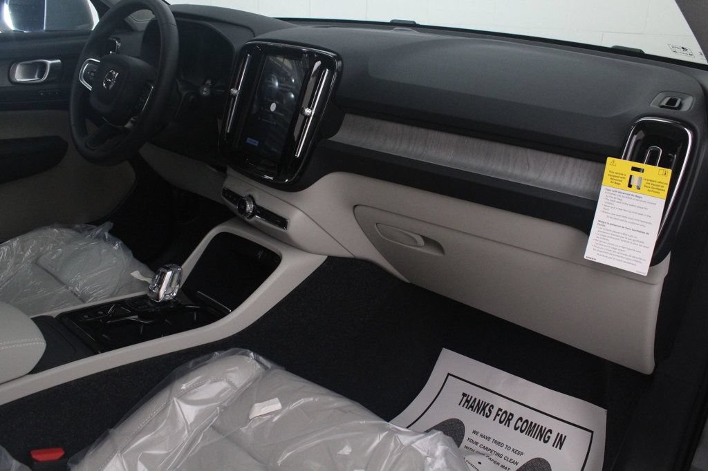 Used 2025 Volvo XC40 B5 Plus AWD/4WD image 6