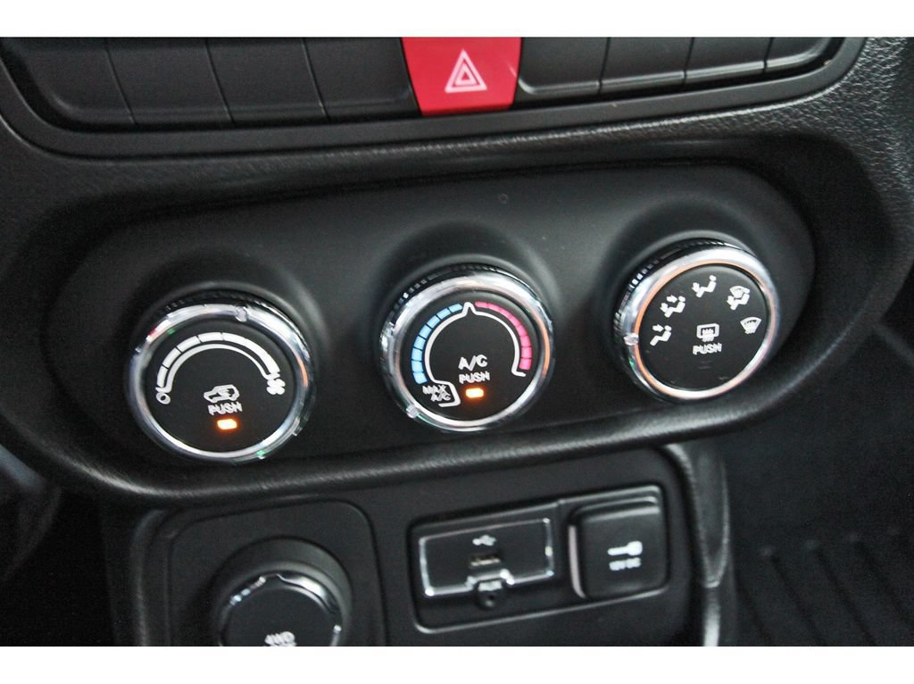 Used 2015 Jeep Renegade Latitude AWD/4WD image 28