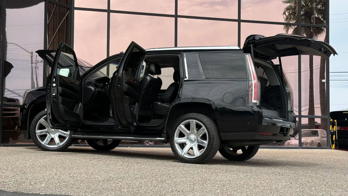 Used 2018 Cadillac Escalade Luxury AWD/4WD image 29