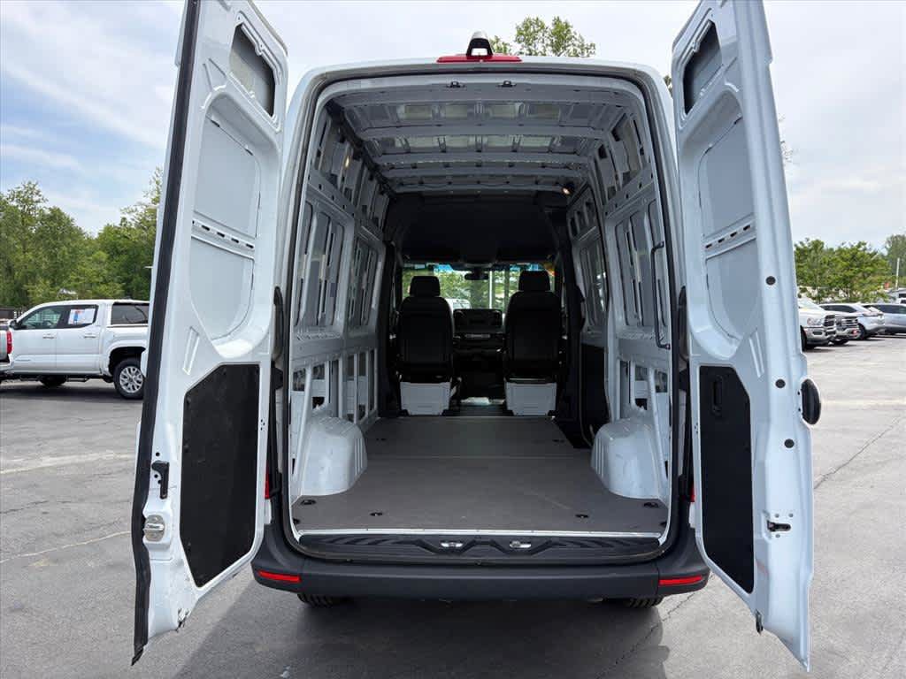 Used 2025 Mercedes-Benz Sprinter 2500 image 30