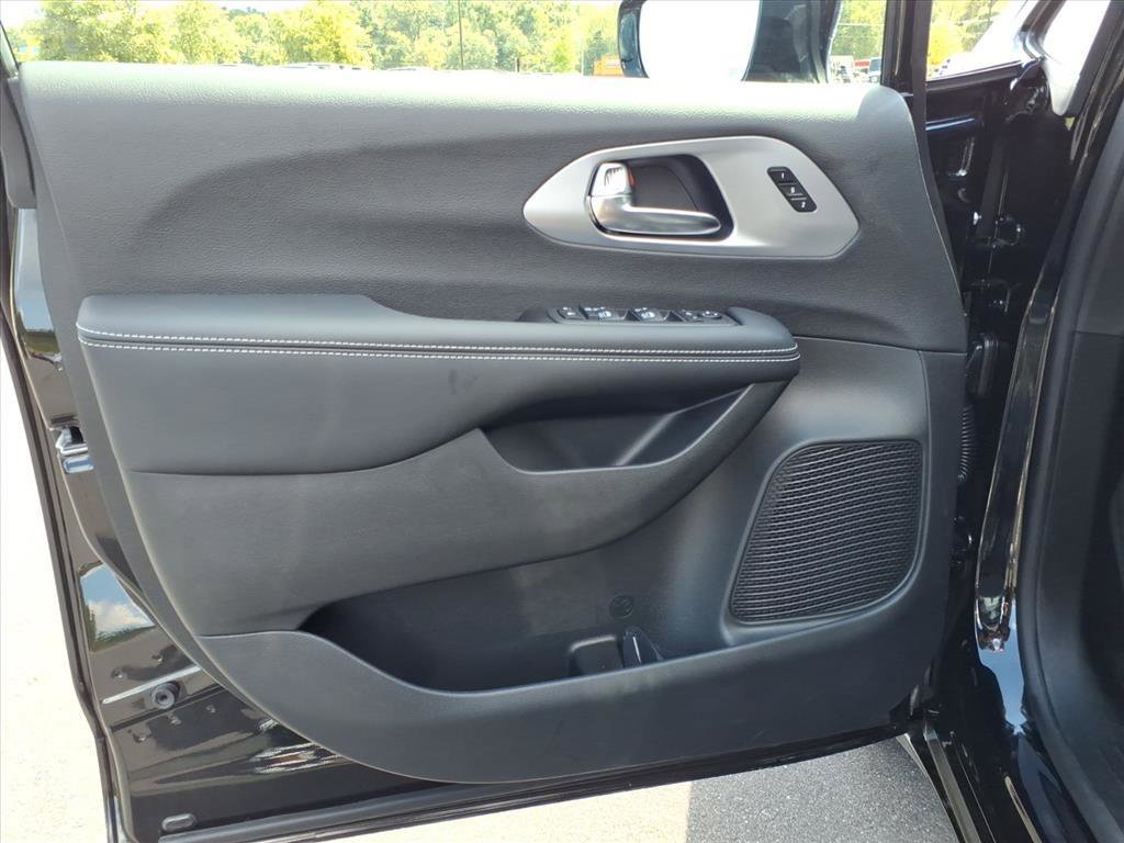 New 2026 Chrysler Pacifica Limited w/ S Appearance Package image 3