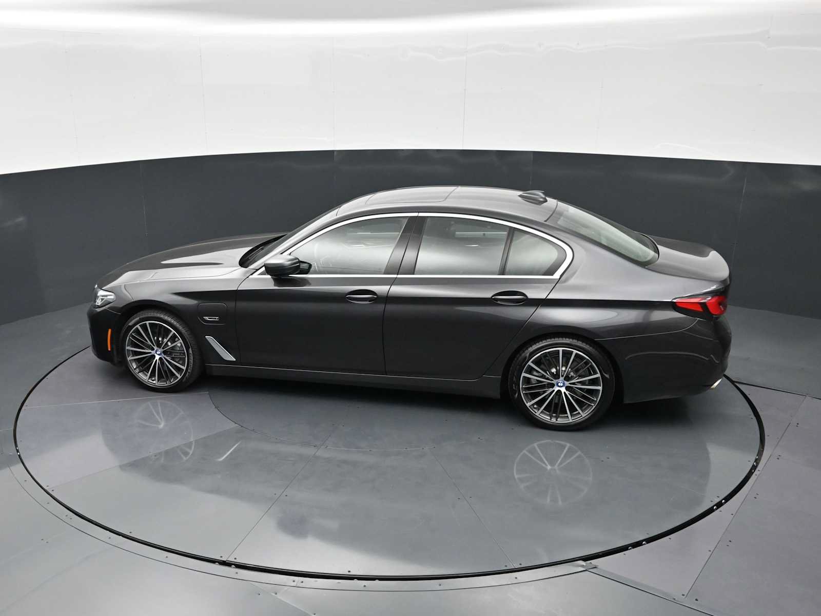 Used 2022 BMW 530e w/ Executive Package RWD image 24