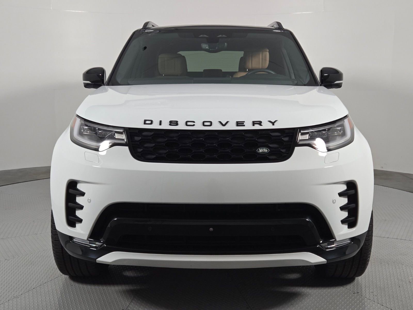 Used 2025 Land Rover Discovery Dynamic SE AWD/4WD image 2