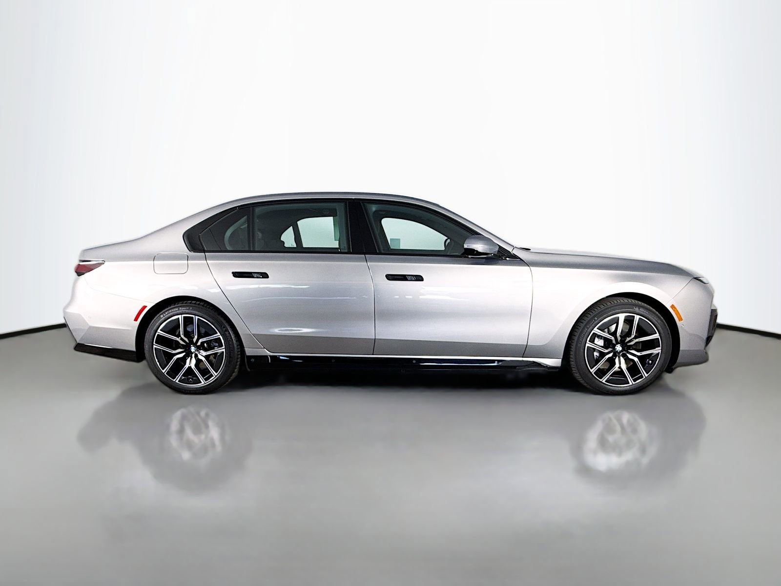 Used 2025 BMW 750e xDrive w/ Executive Package image 8