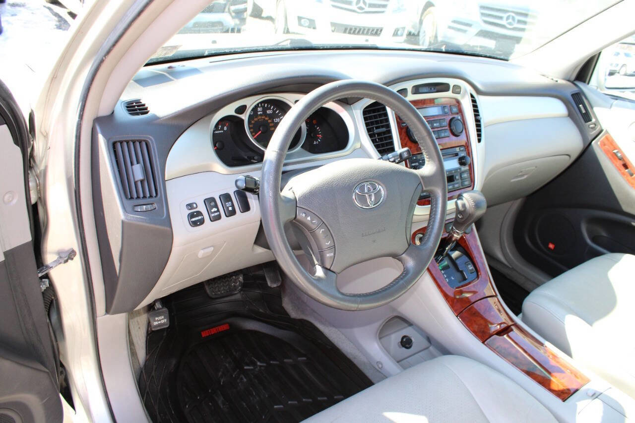 Used 2005 Toyota Highlander Limited image 12
