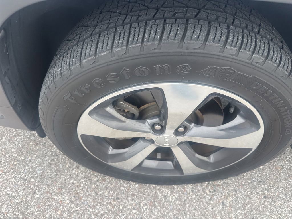 Used 2019 Jeep Cherokee Limited w/ Technology Group FWD image 8