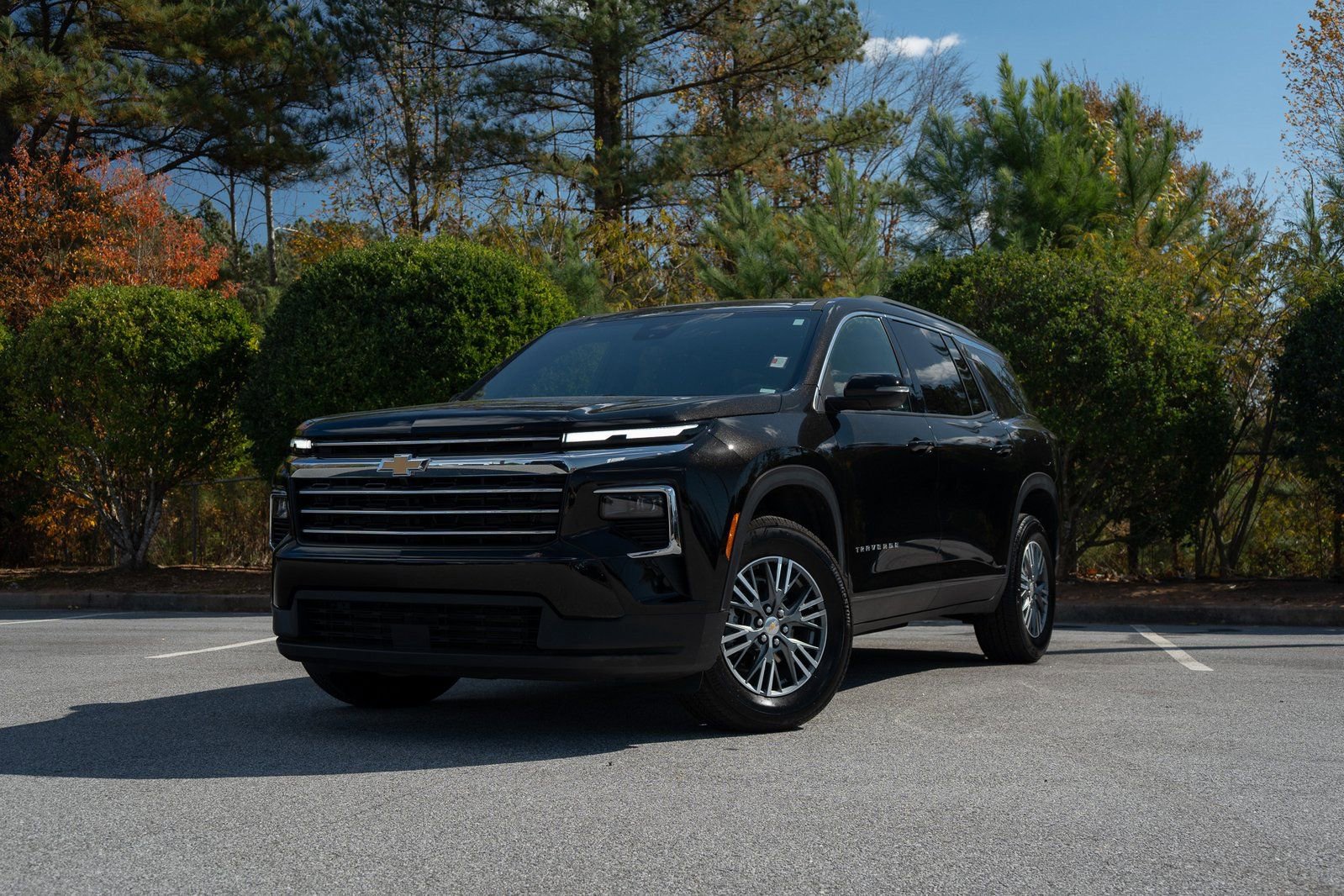 Used 2025 Chevrolet Traverse LT image 1