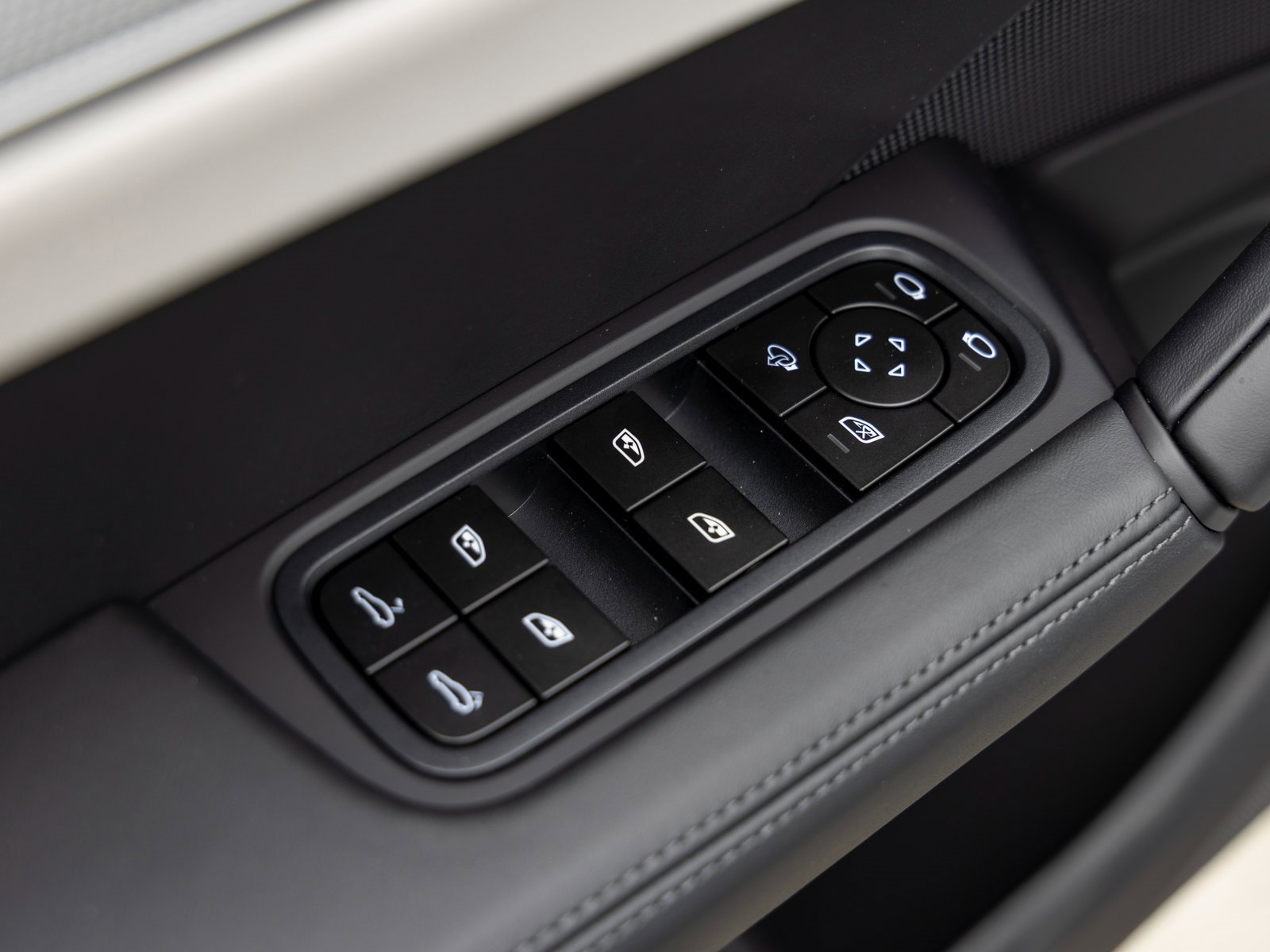 New 2026 Porsche Cayenne Coupe image 23