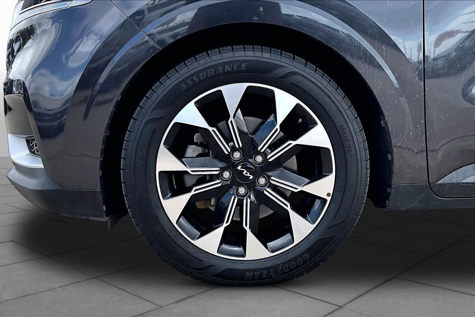 Used 2024 Kia Carnival EX FWD image 11