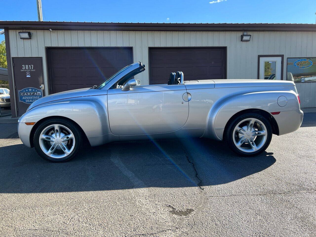 Used 2004 Chevrolet SSR w/ Preferred Equipment Group RWD image 3