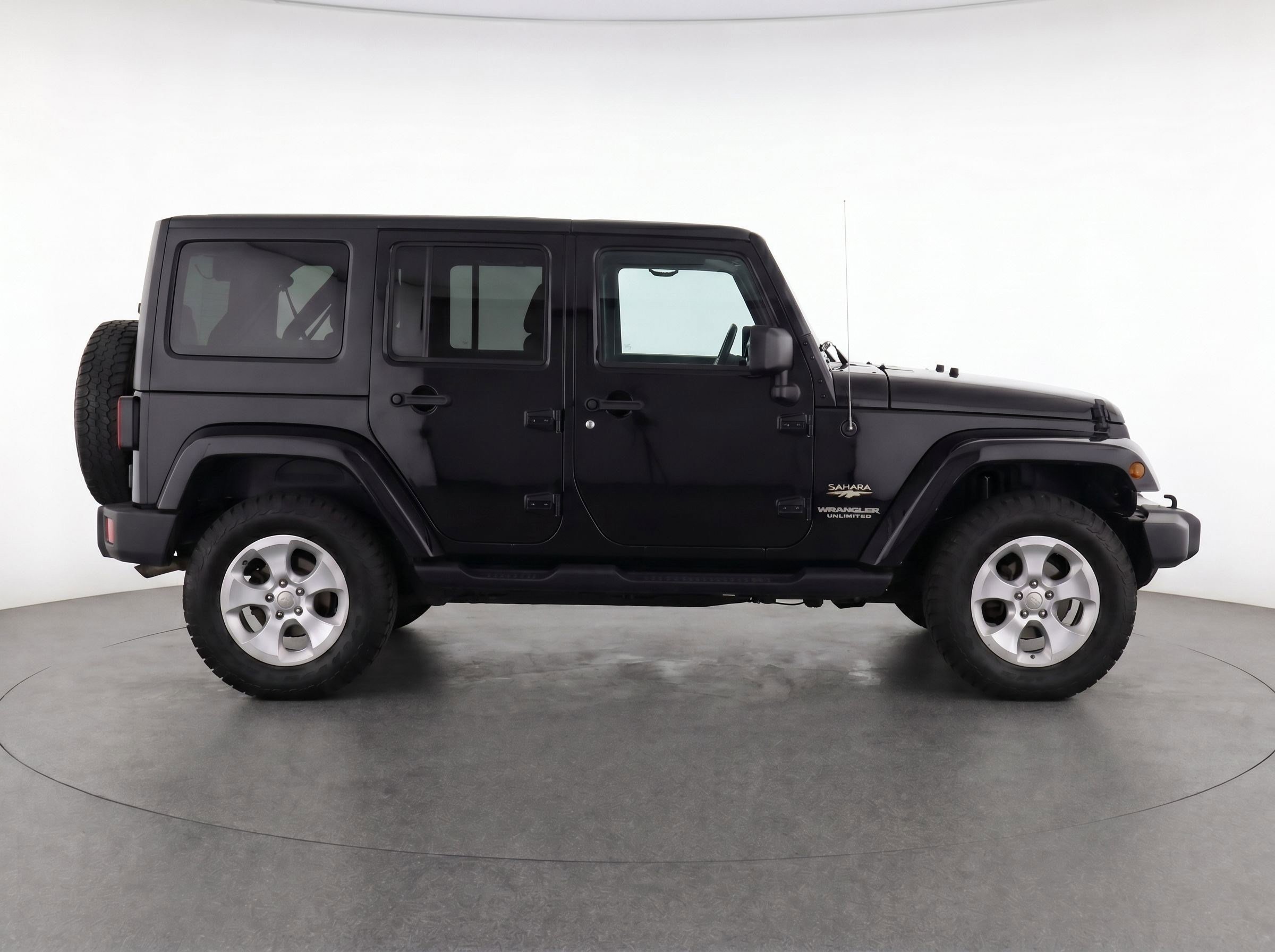 Used 2015 Jeep Wrangler Unlimited Sahara w/ Connectivity Group AWD/4WD image 4