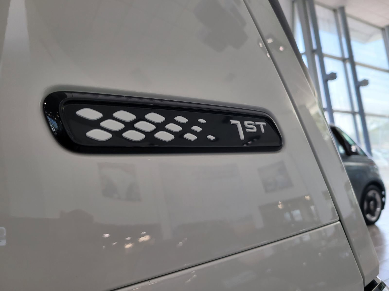 Used 2025 Volkswagen ID. Buzz 1st Edition image 8