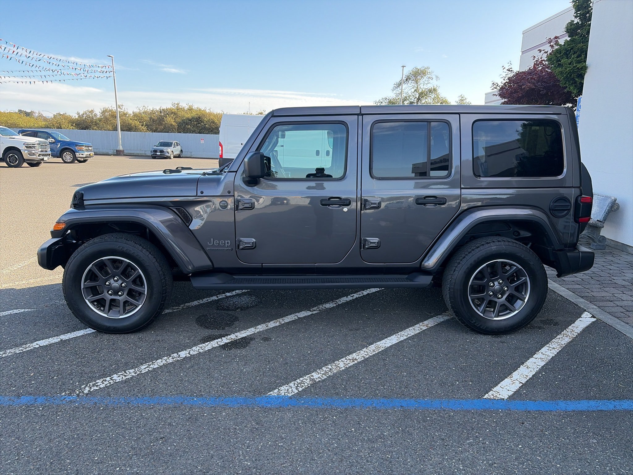 Used 2021 Jeep Wrangler Unlimited Sahara AWD/4WD image 3