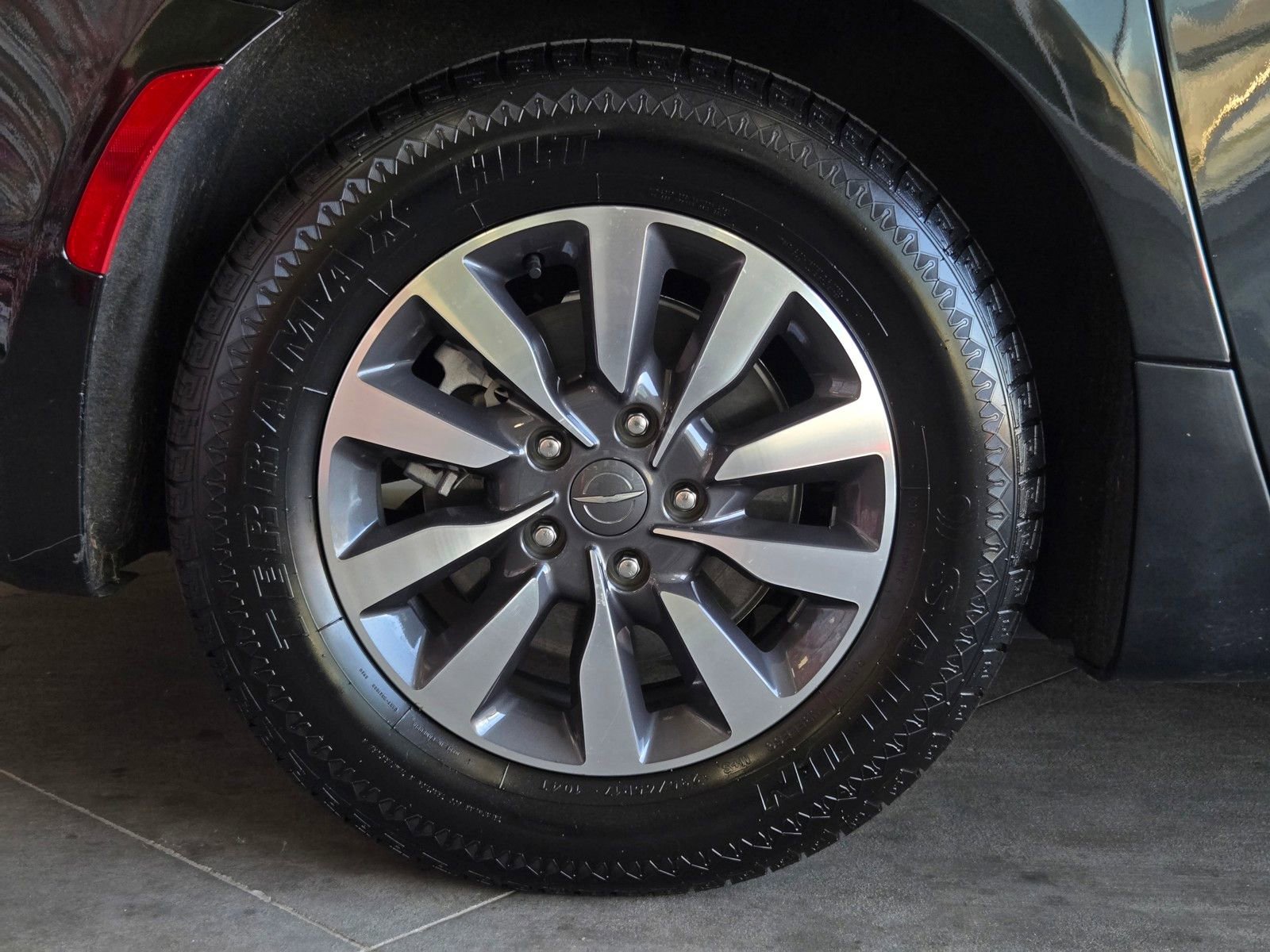 Used 2023 Chrysler Pacifica Limited image 5