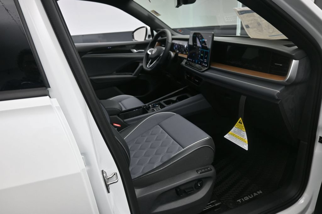 New 2026 Volkswagen Tiguan SEL R-Line AWD/4WD image 29