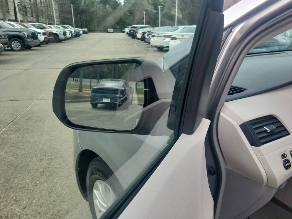 Used 2013 Toyota Sienna XLE w/ Entertainment Pkg image 12