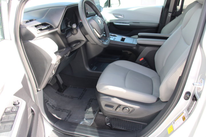 Certified 2025 Toyota Sienna XLE image 11