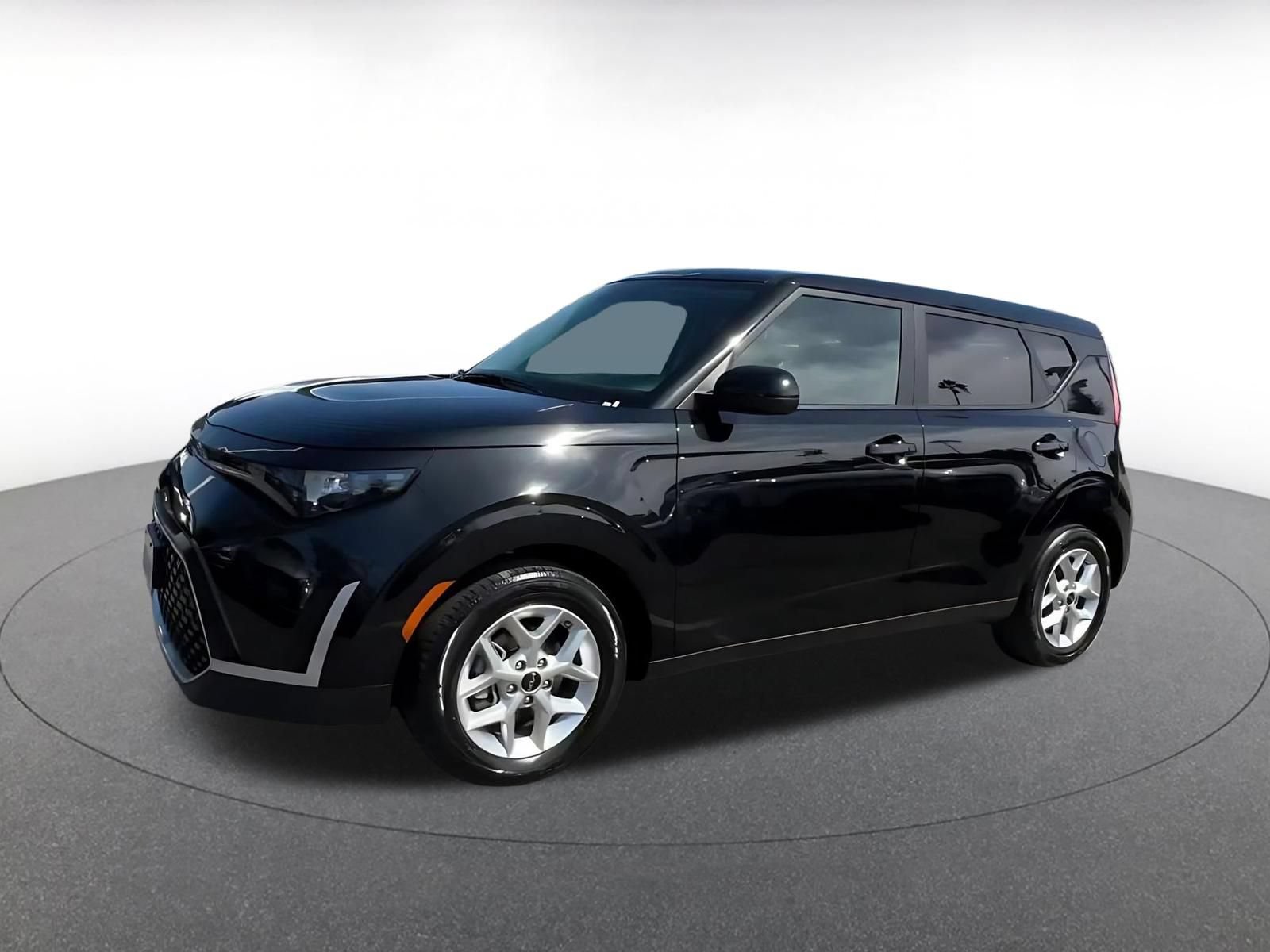 Used 2025 Kia Soul LX w/ LX Technology Package FWD image 8