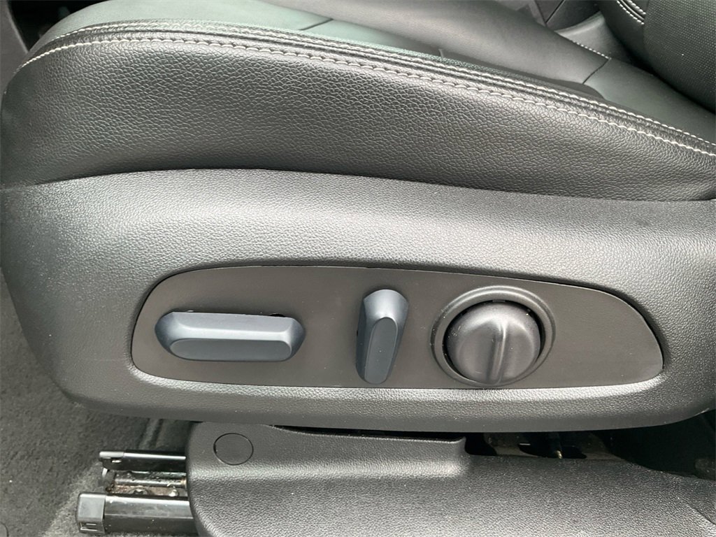 Used 2024 GMC Terrain SLT image 27