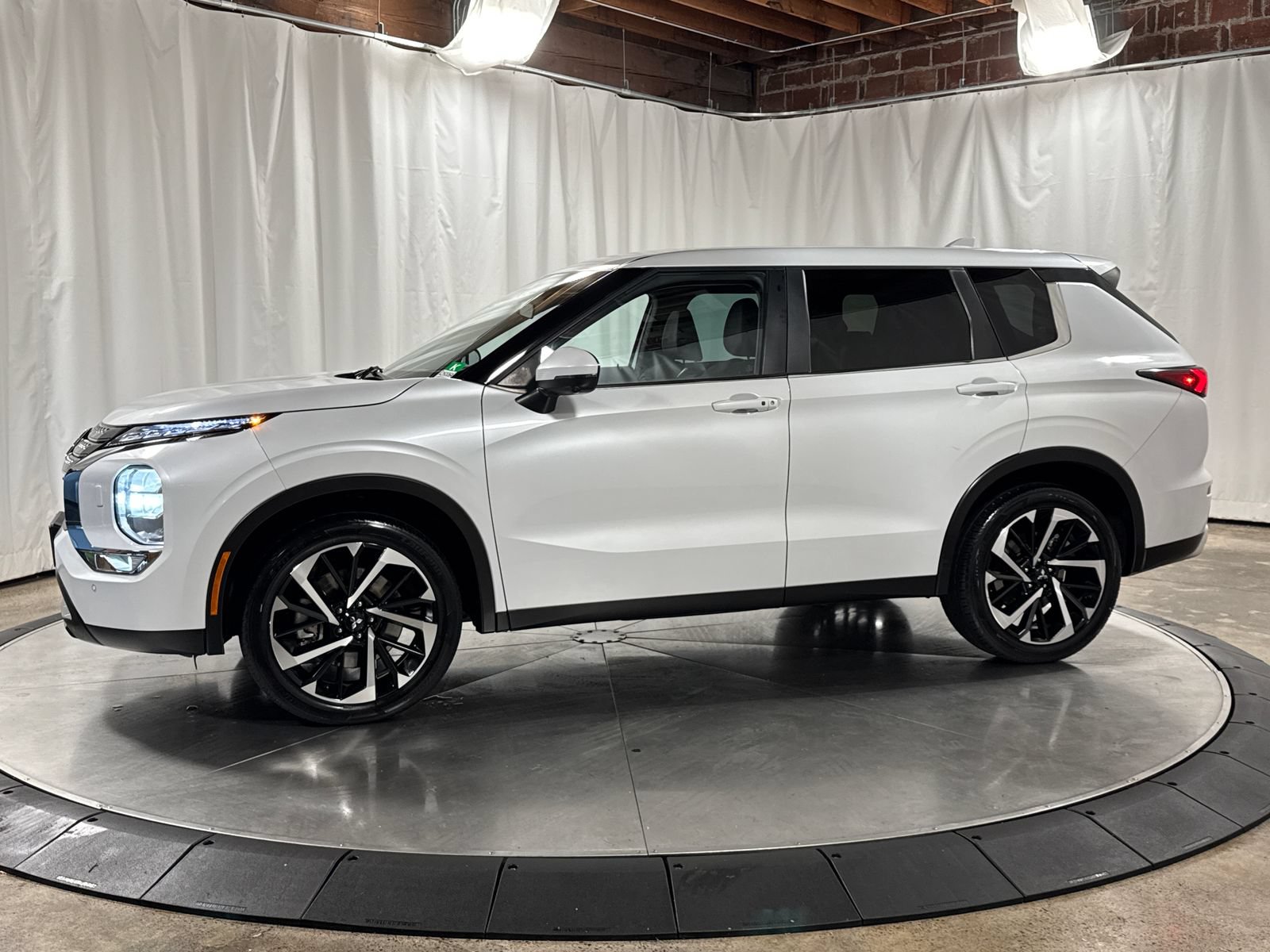 Used 2023 Mitsubishi Outlander SE AWD/4WD image 10