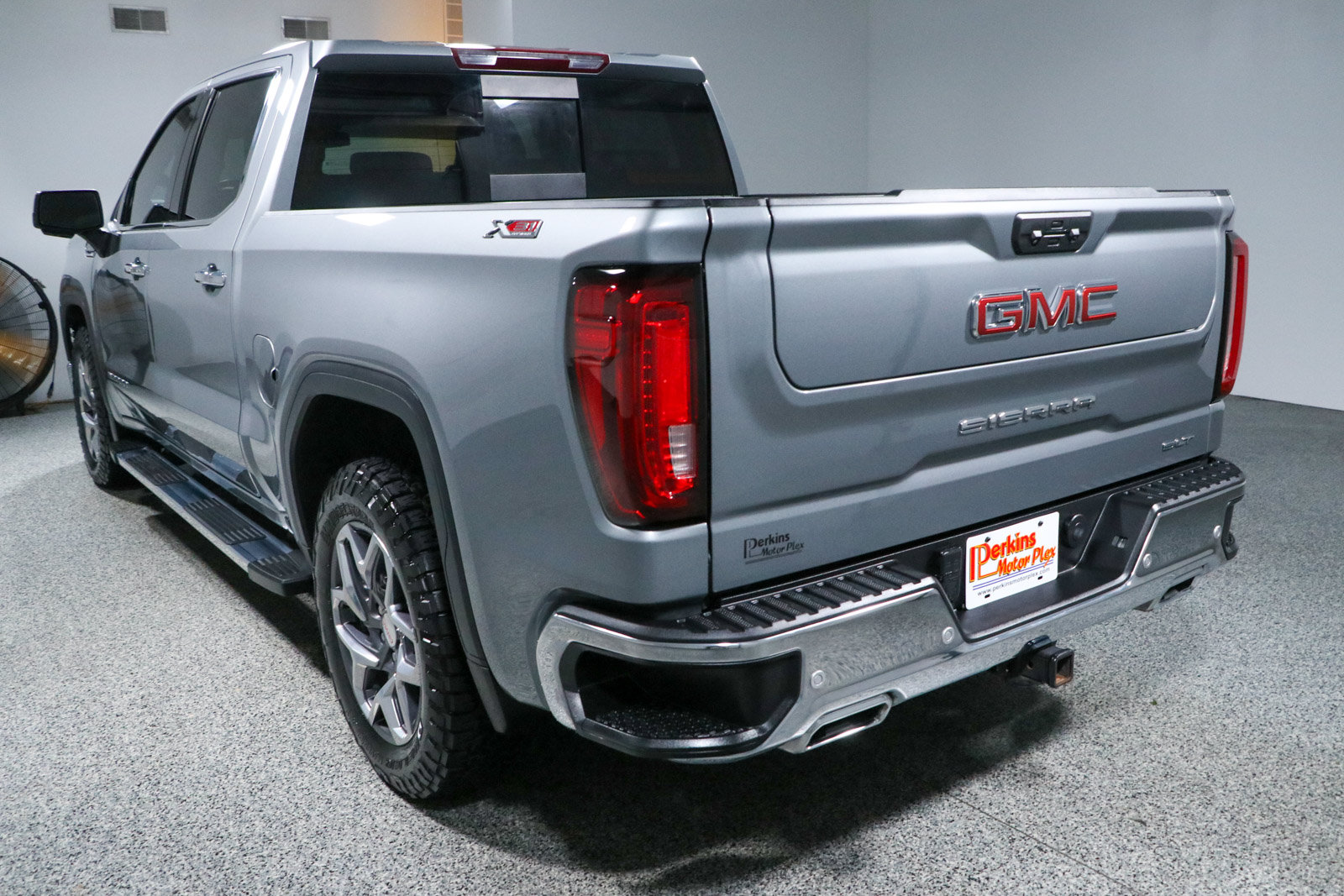 Used 2024 GMC Sierra 1500 SLT w/ SLT Premium Plus Package AWD/4WD image 9
