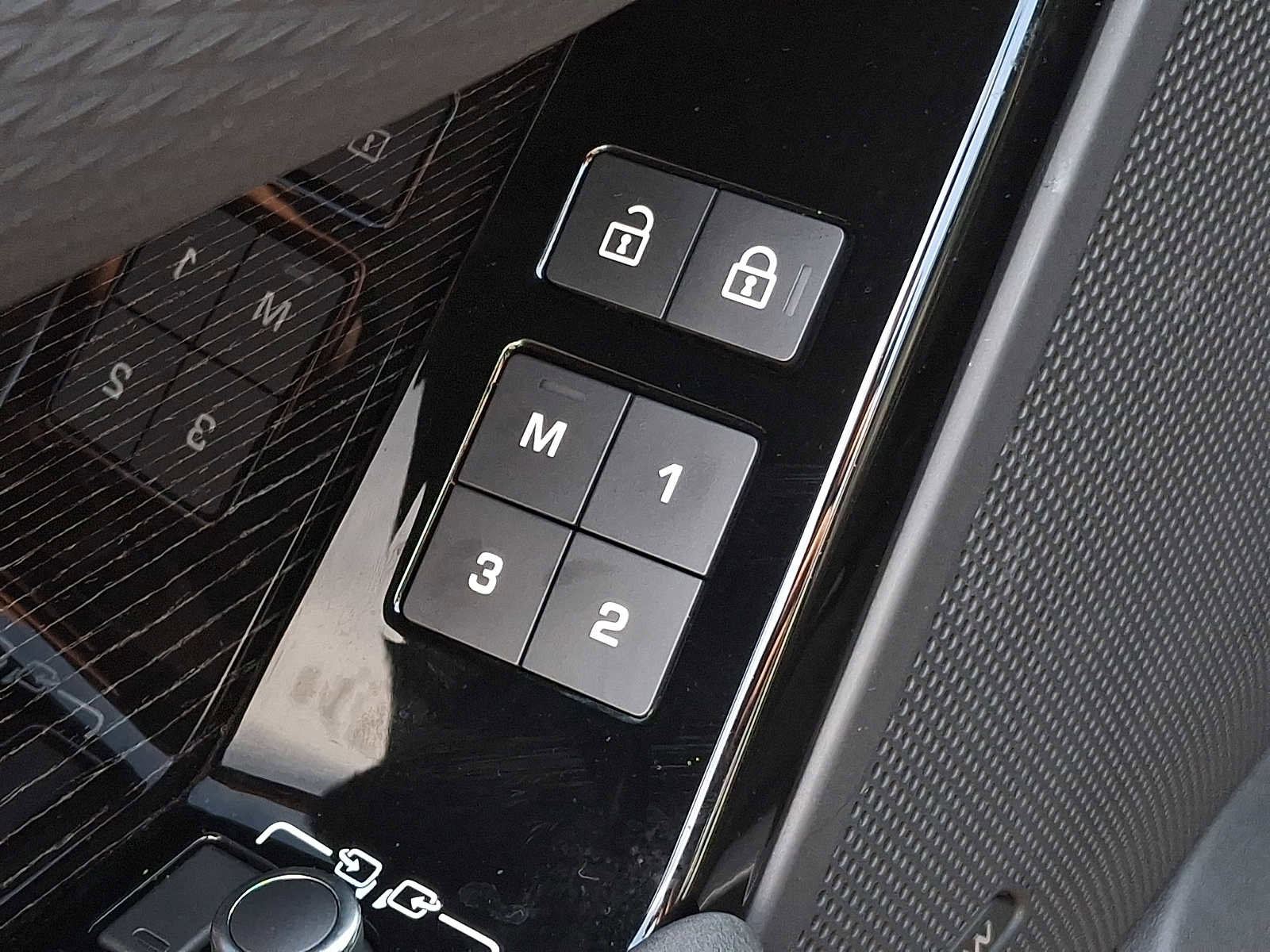 Used 2023 Land Rover Range Rover Velar R-Dynamic S image 23