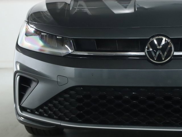 Used 2025 Volkswagen Jetta SE w/ Black Wheel Package image 6