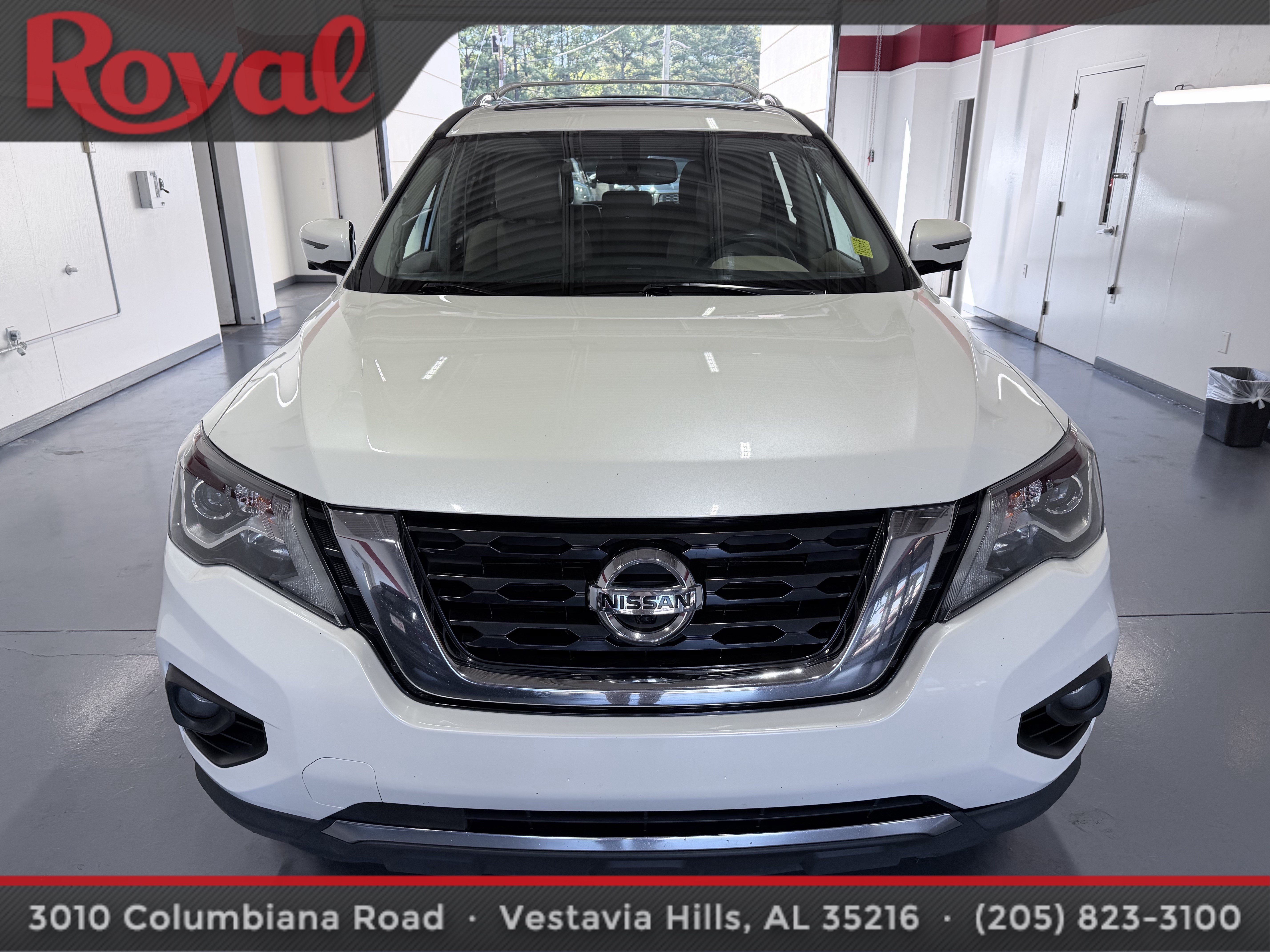 Used 2017 Nissan Pathfinder Platinum w/ Family Entertainment Package FWD image 2