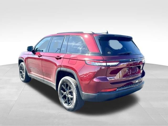 Used 2025 Jeep Grand Cherokee Altitude image 5