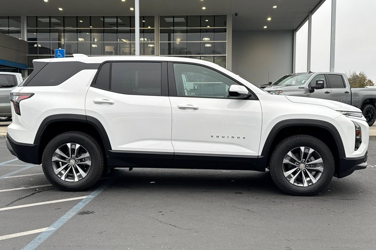 New 2026 Chevrolet Equinox LT image 2