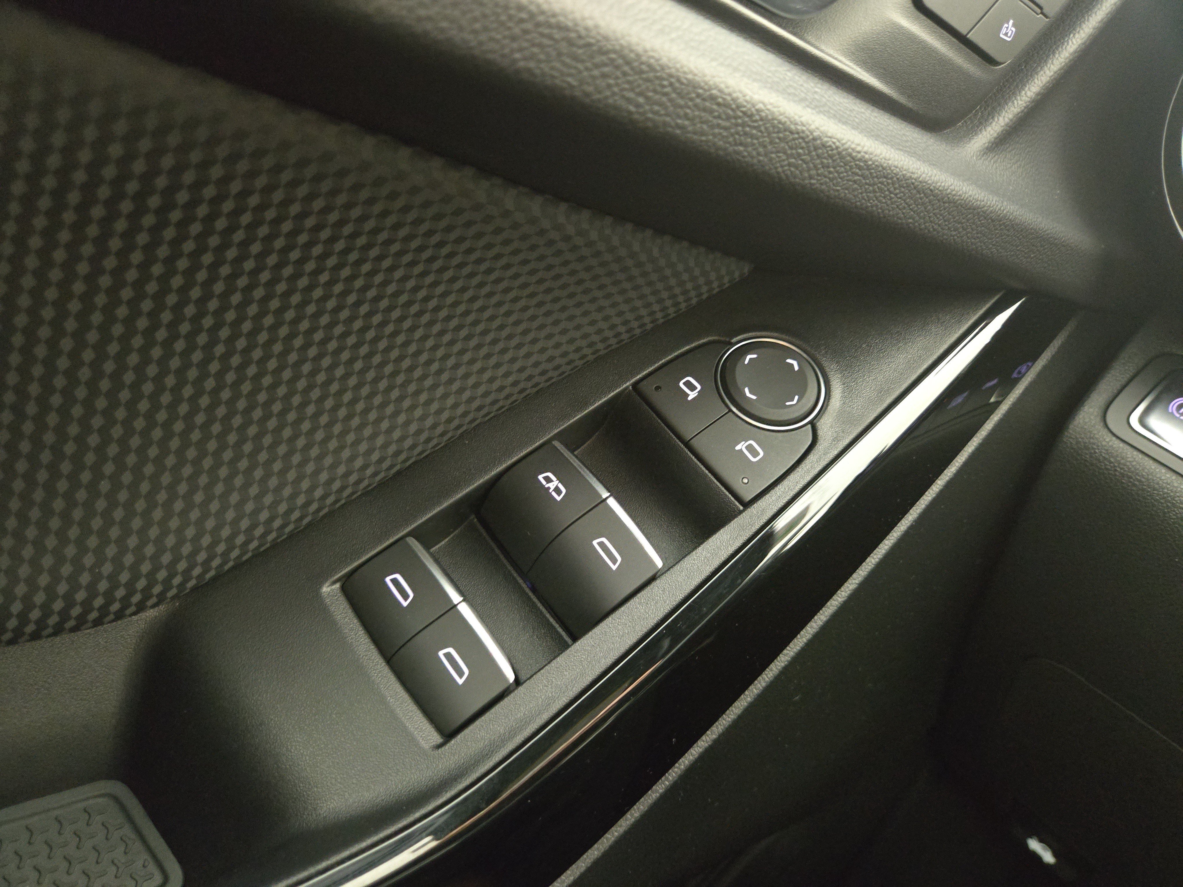 Certified 2025 Chevrolet Equinox RS w/ Safety and Technology Package AWD/4WD image 31