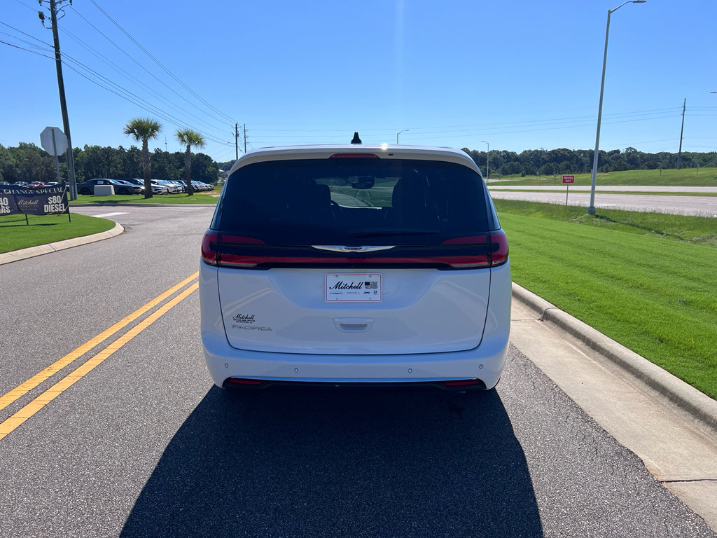 Used 2025 Chrysler Pacifica Select FWD image 5