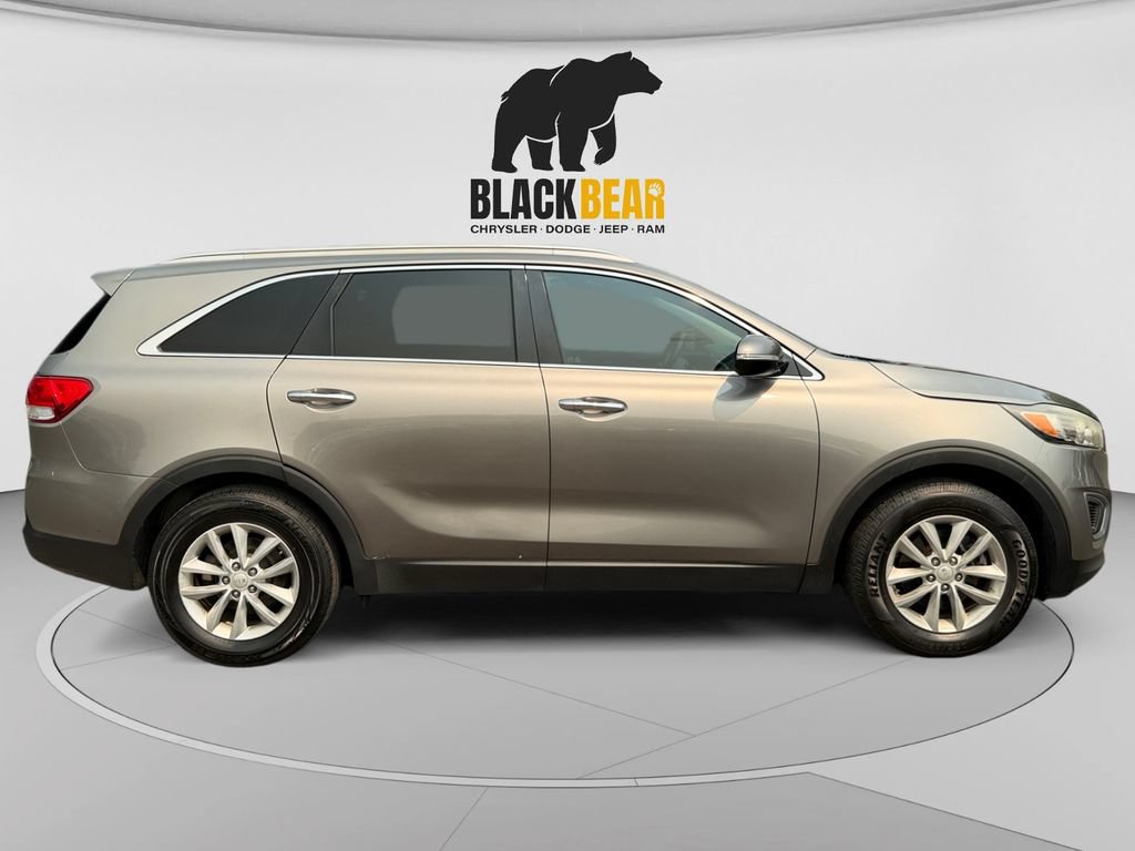 Used 2016 Kia Sorento FWD w/ LX Convenience Package image 2