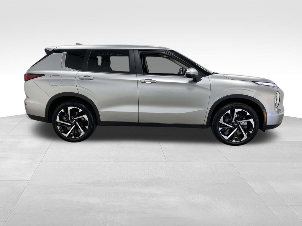 Used 2024 Mitsubishi Outlander SE image 2