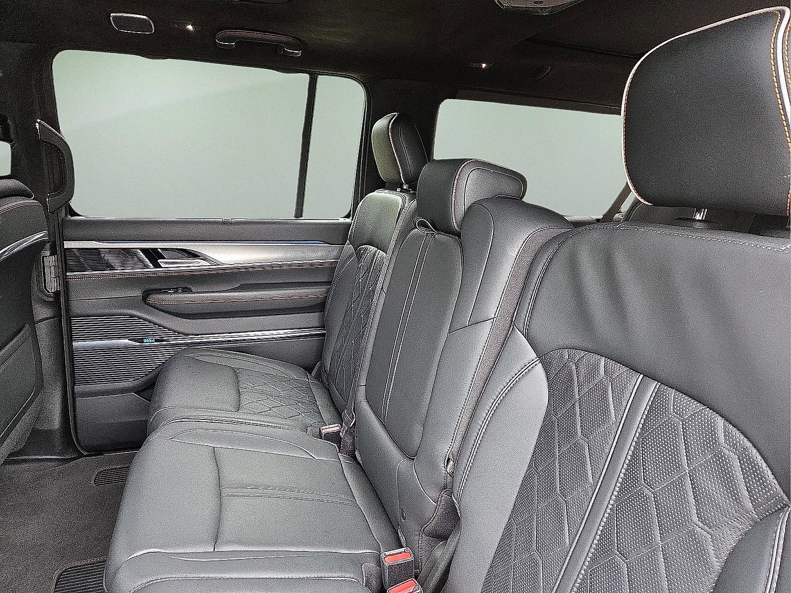 Used 2023 Jeep Grand Wagoneer L Series III AWD/4WD image 9