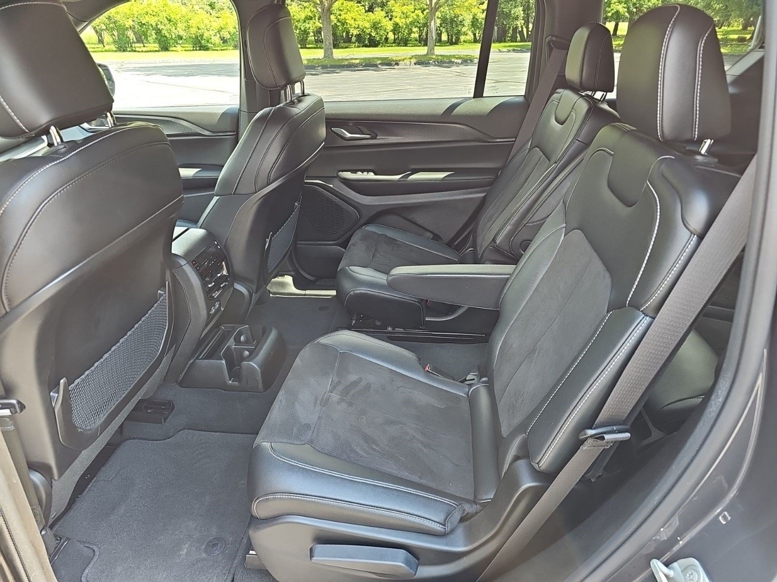 Used 2023 Jeep Grand Cherokee L Laredo AWD/4WD image 17