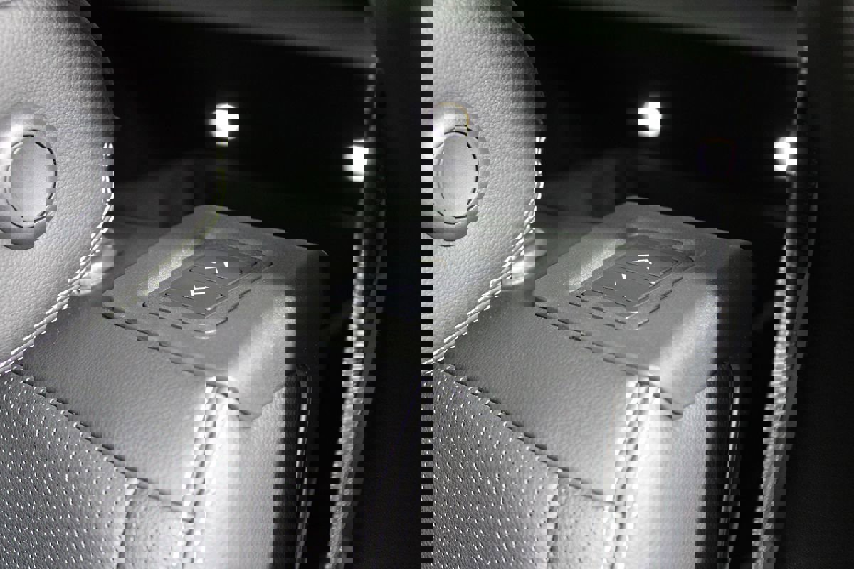 Used 2022 Land Rover Discovery S image 33