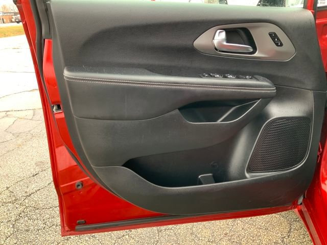 Used 2025 Chrysler Pacifica Select image 14