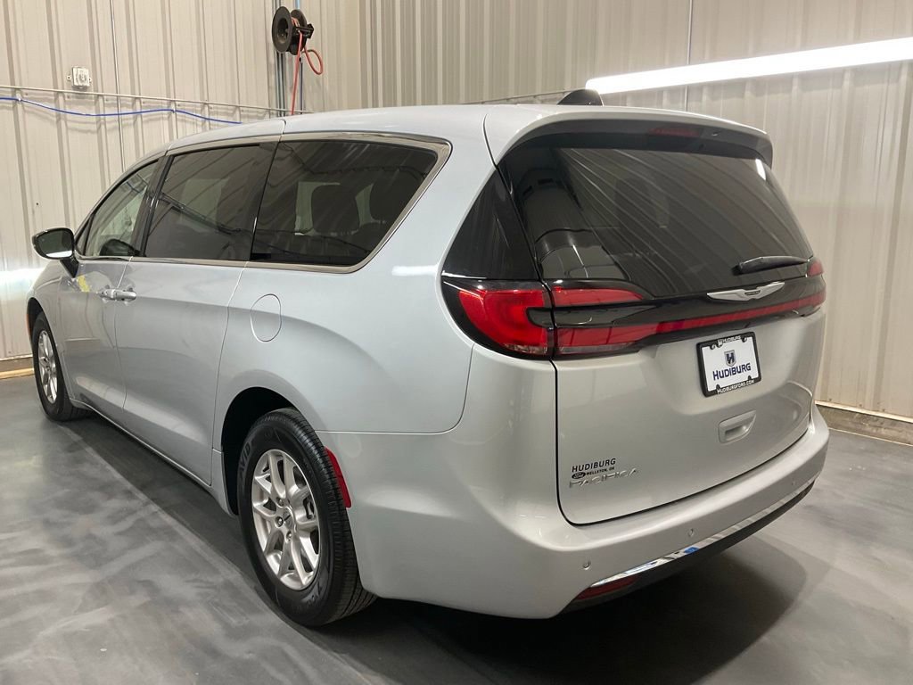 Used 2024 Chrysler Pacifica Touring-L image 23