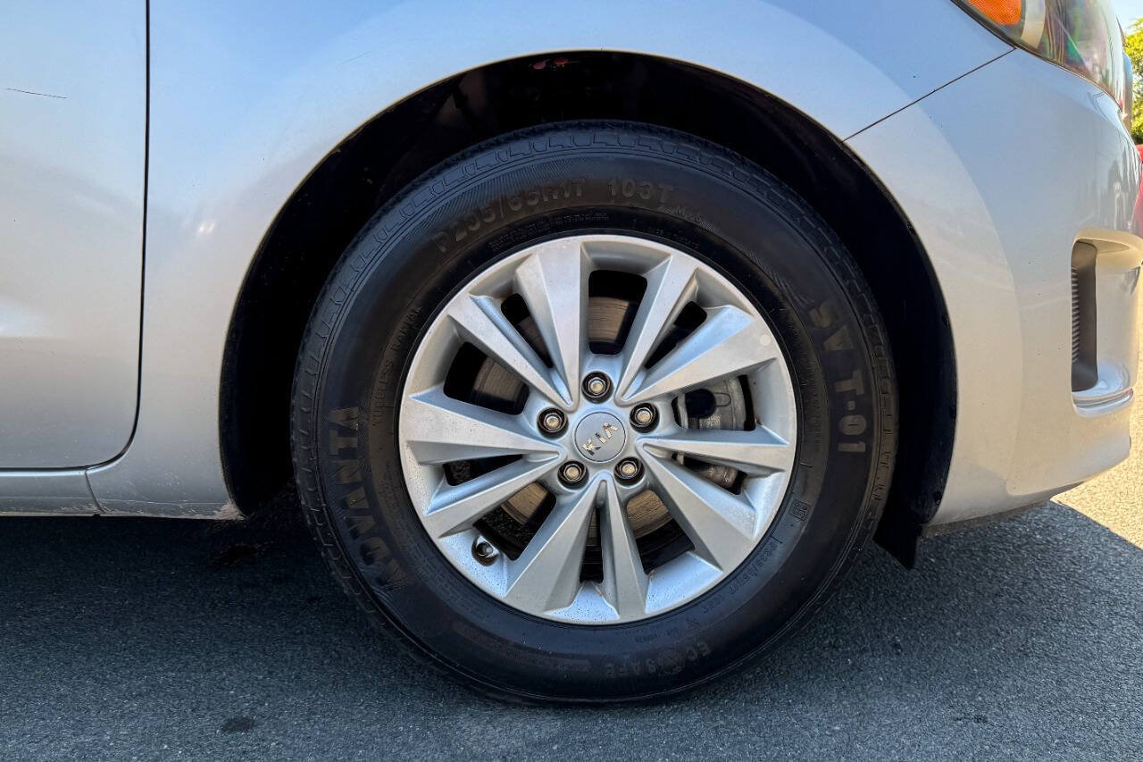 Used 2018 Kia Sedona L FWD image 11