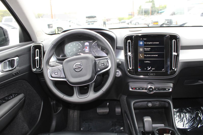 Used 2022 Volvo XC40 T4 Momentum image 12