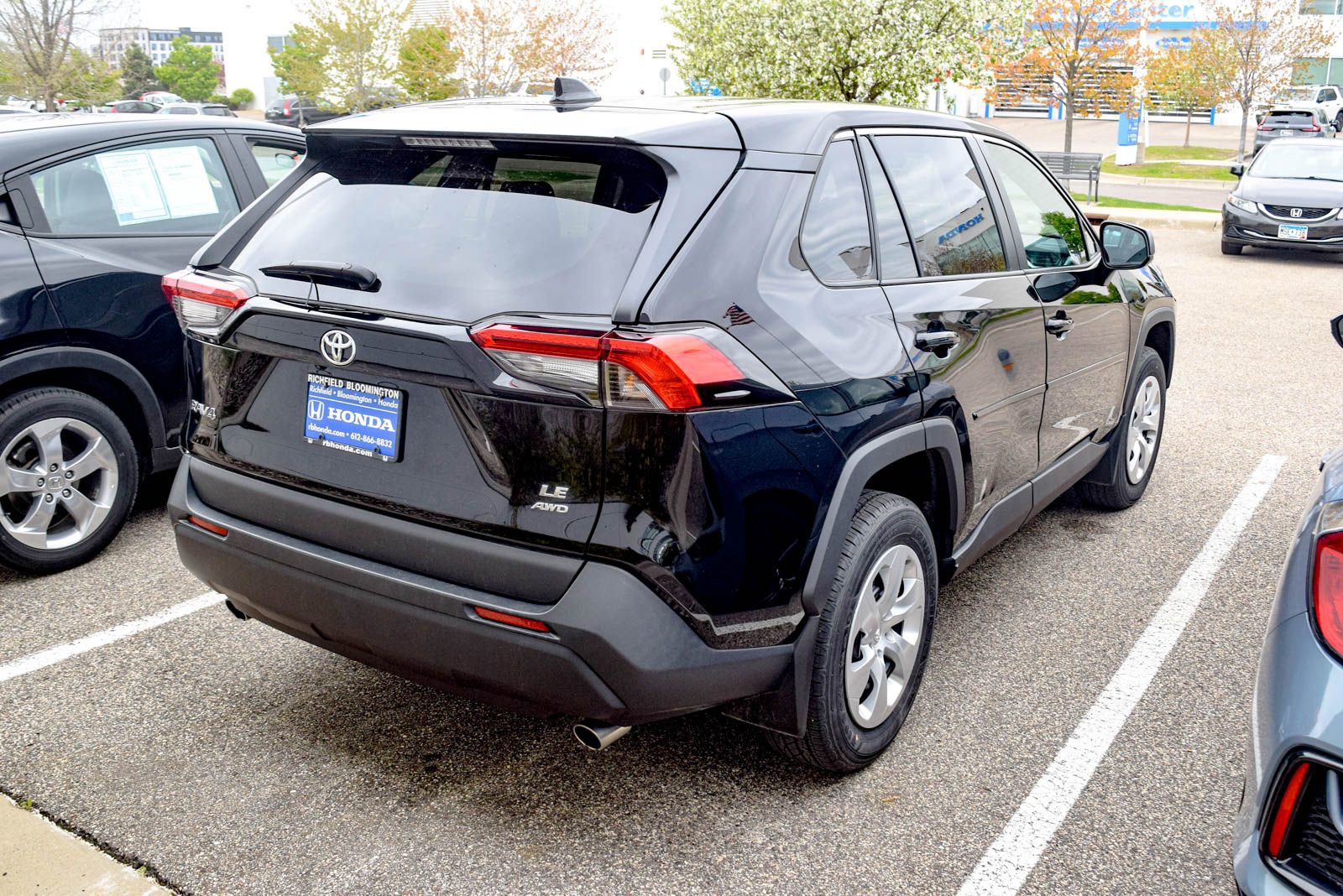 Used 2023 Toyota RAV4 LE AWD/4WD image 5