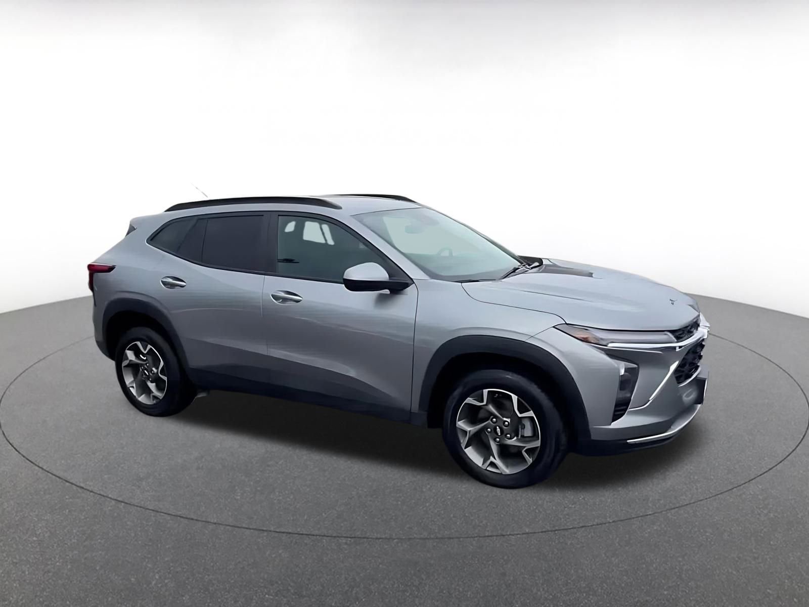 Used 2025 Chevrolet Trax LT image 2