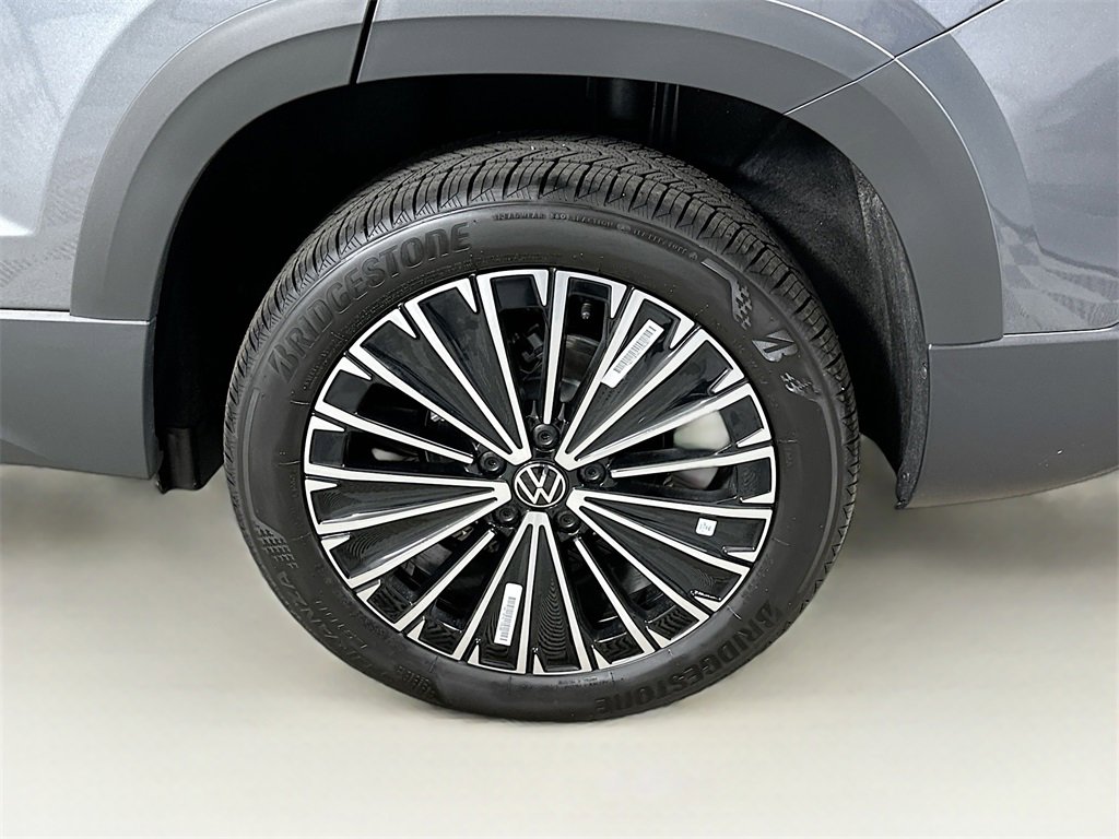 New 2025 Volkswagen Taos SE image 24