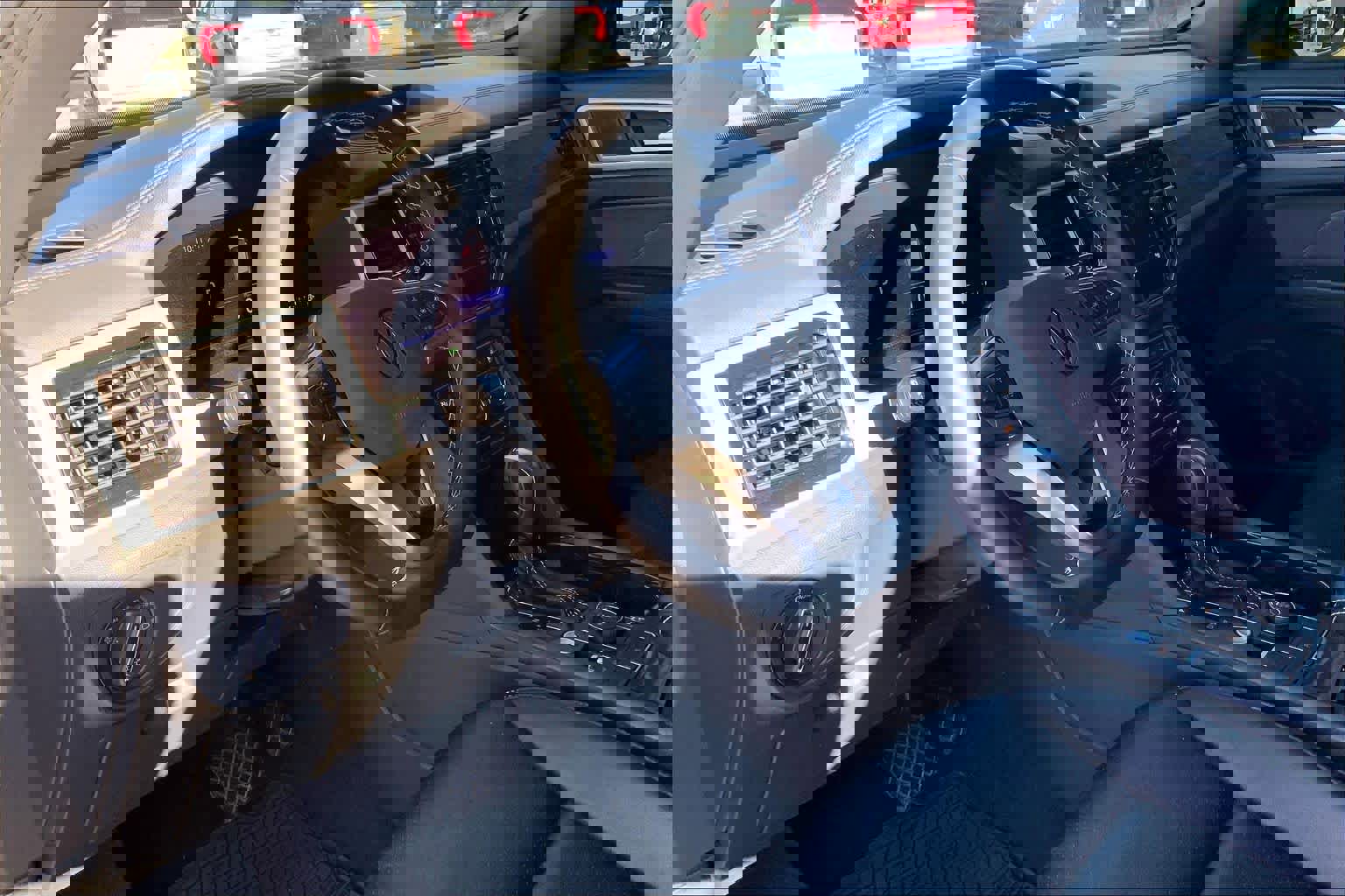 Used 2022 Volkswagen Atlas Cross Sport SE image 17