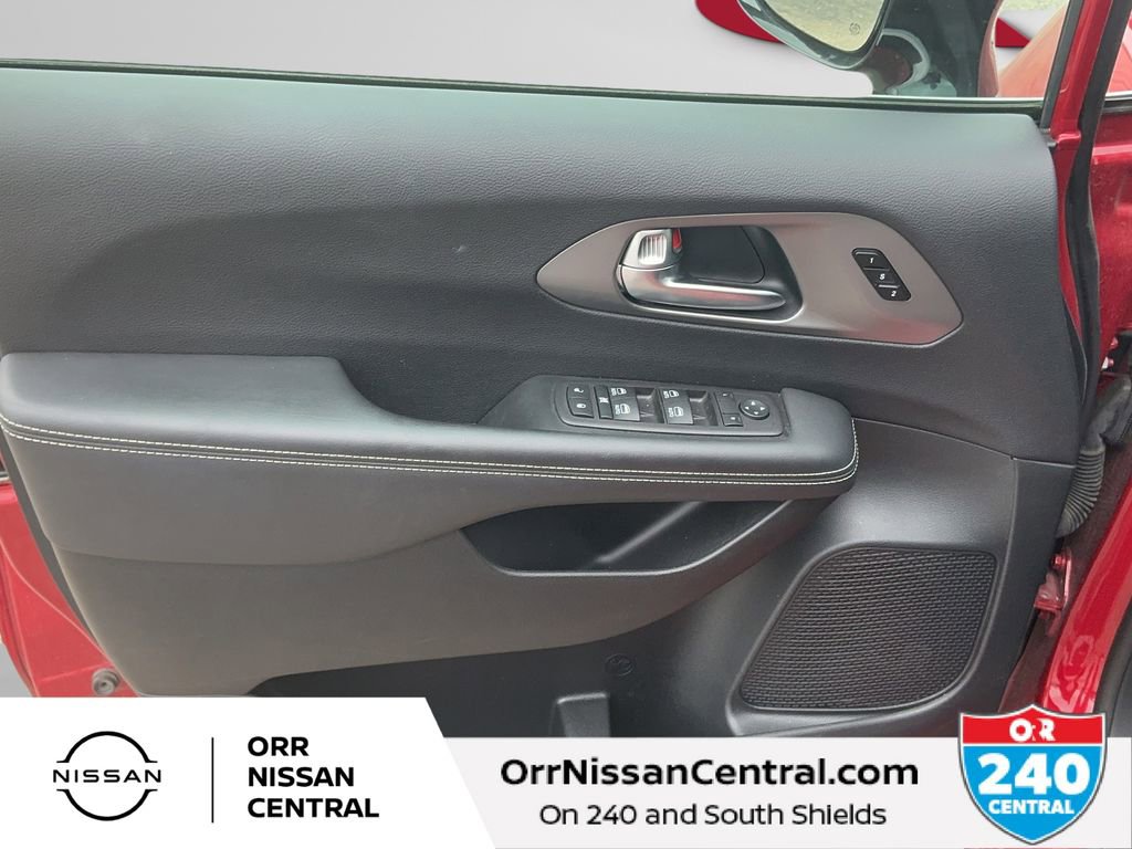Used 2025 Chrysler Pacifica Select image 17