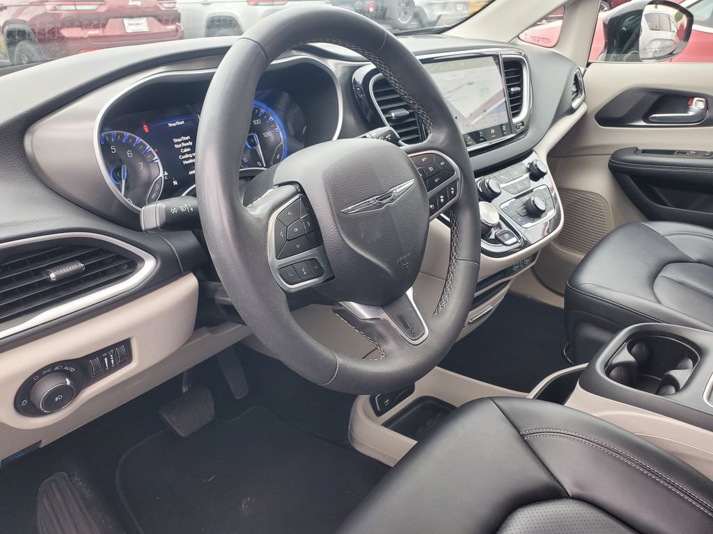 Used 2024 Chrysler Pacifica Touring-L FWD image 12
